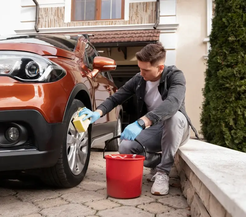 Lavage auto à domicile Le Juch : professionnel intervenant sur un véhicule